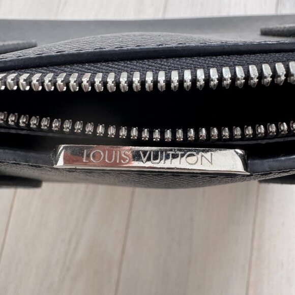 Louis Vuitton Taiga Anton Briefcase - Picture 2 of 5